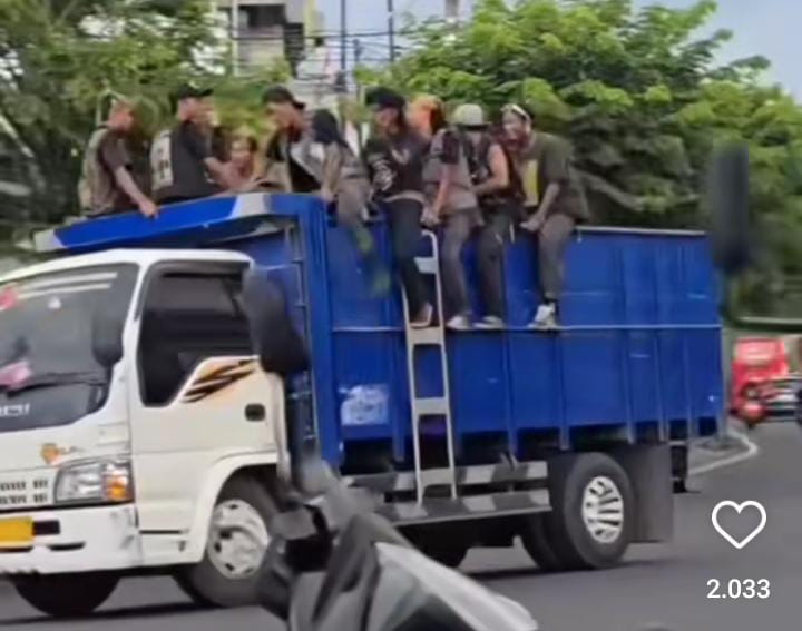 Viral sejumlah anak punk minta tumpangan truk hingga bahayakan diri