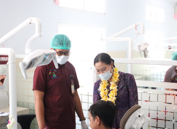 kegiatan layanan kesehatan gigi gratis yang diberikan RSGM Saraswati Denpasar dan FKG UNMAS dalam rangka Bulan Kesehatan Gigi