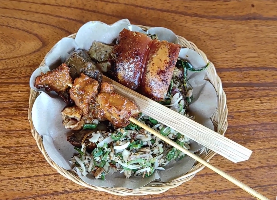 Hidangan lengkap dengan cita rasa autentik khas Bali dari Warung Samsam Guling Merekak, di Banjar Blungbang, Desa Penarungan, Mengwi, Badung, Bali.