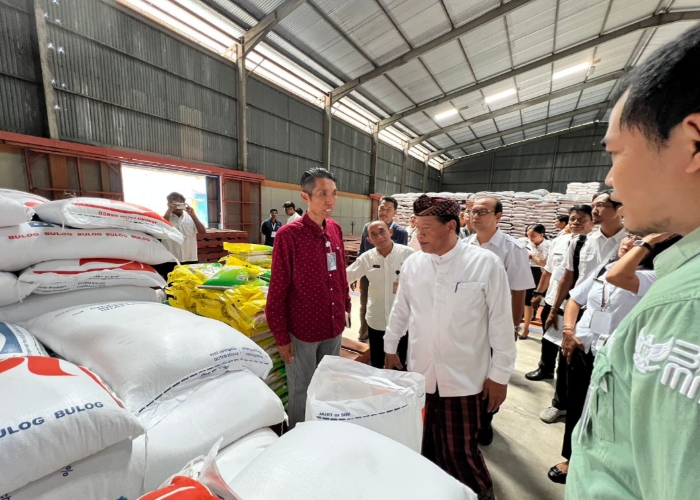 PANTAU: TPID Kota Denpasar saat memantau Gudang Bulog memastikan ketersediaan beras jelang Nataru 2025.