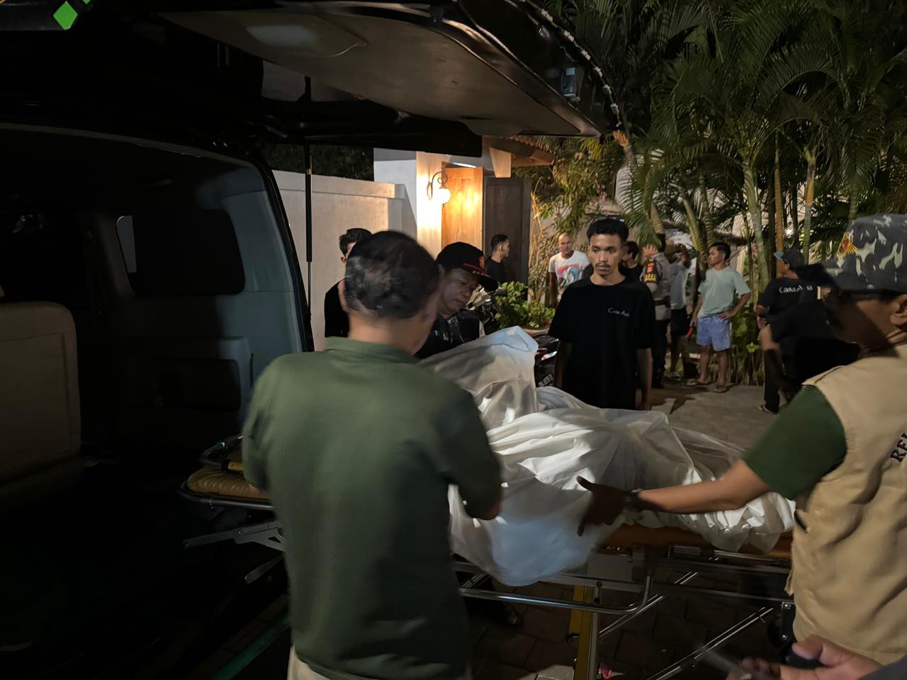 Petugas mengevakuasi jenazah Stefano menggunakan Ambulance menuju RSUP Prof Dr IGNG Ngoerah Denpasar. (Bali Express/Istimewa)