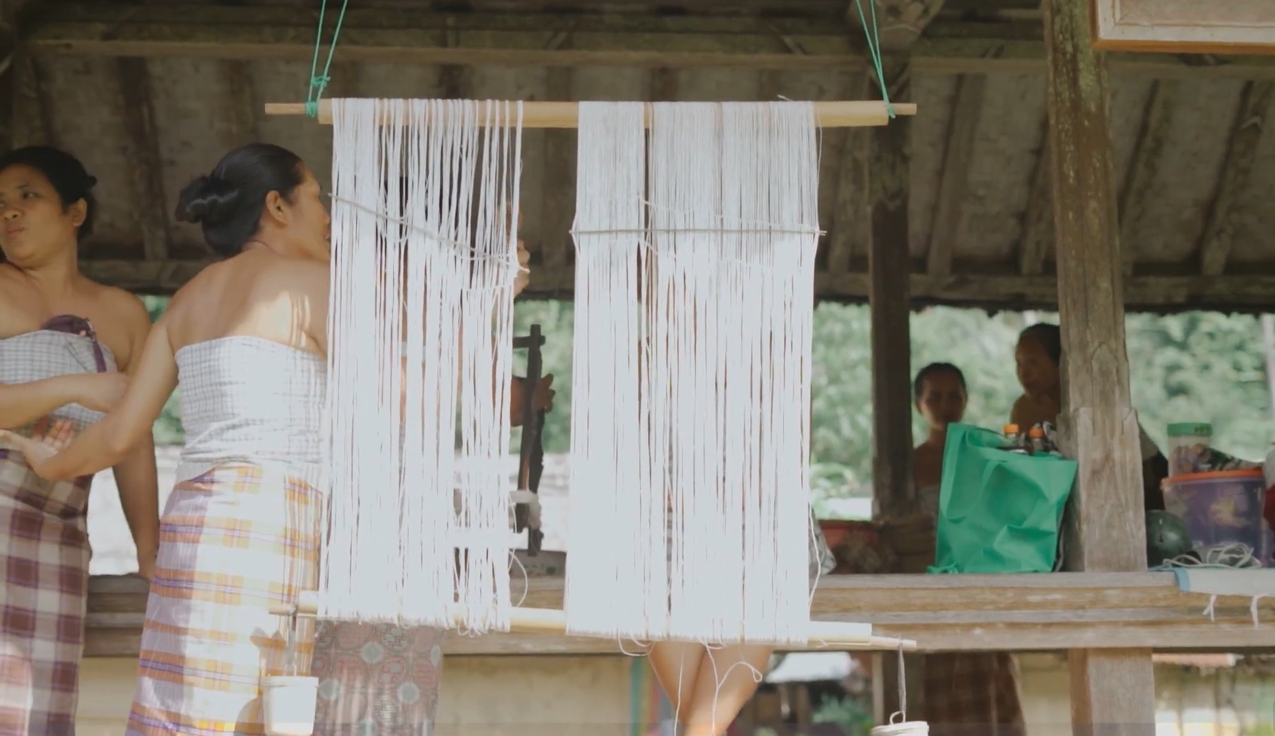 Proses mewarnai kain Tenun Geringsing