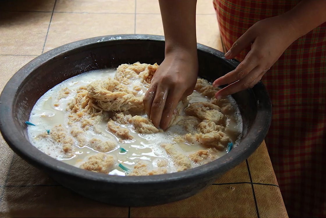 Prosesi pewarnaan alami kain Geringsing