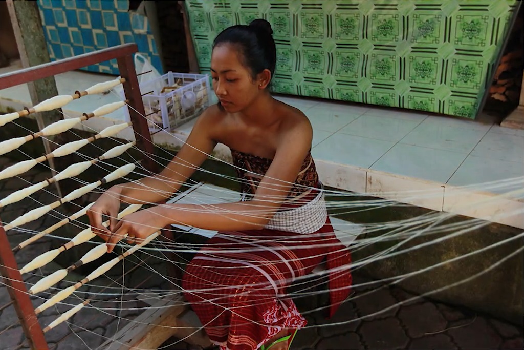 Proses menenun dan Mewarnai dengan pewarna alami