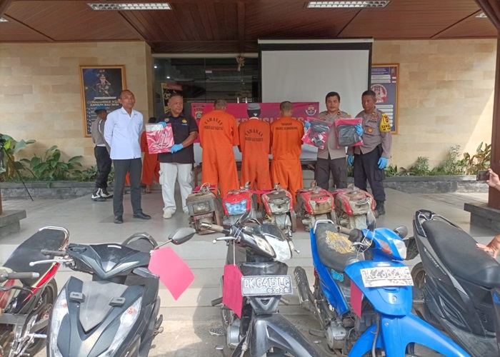 DIBEKUK : Tersangka pencurian traktor bersama barang bukti.