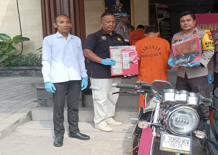 DIBEKUK : Tersangka dan barang bukti pencurian rumah kosong dalam press rilis di Polres Klungkung, Rabu (20/11/2024).