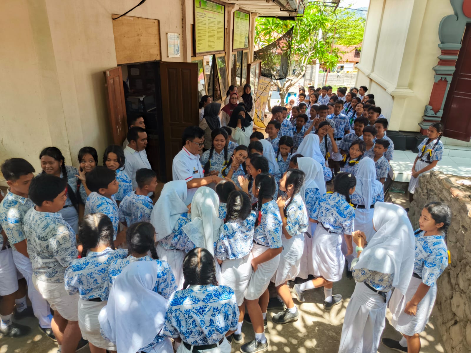 Kunjungan Disdikpora Buleleng ke sekolah untuk persiapan makan bergizi kepada siswa.