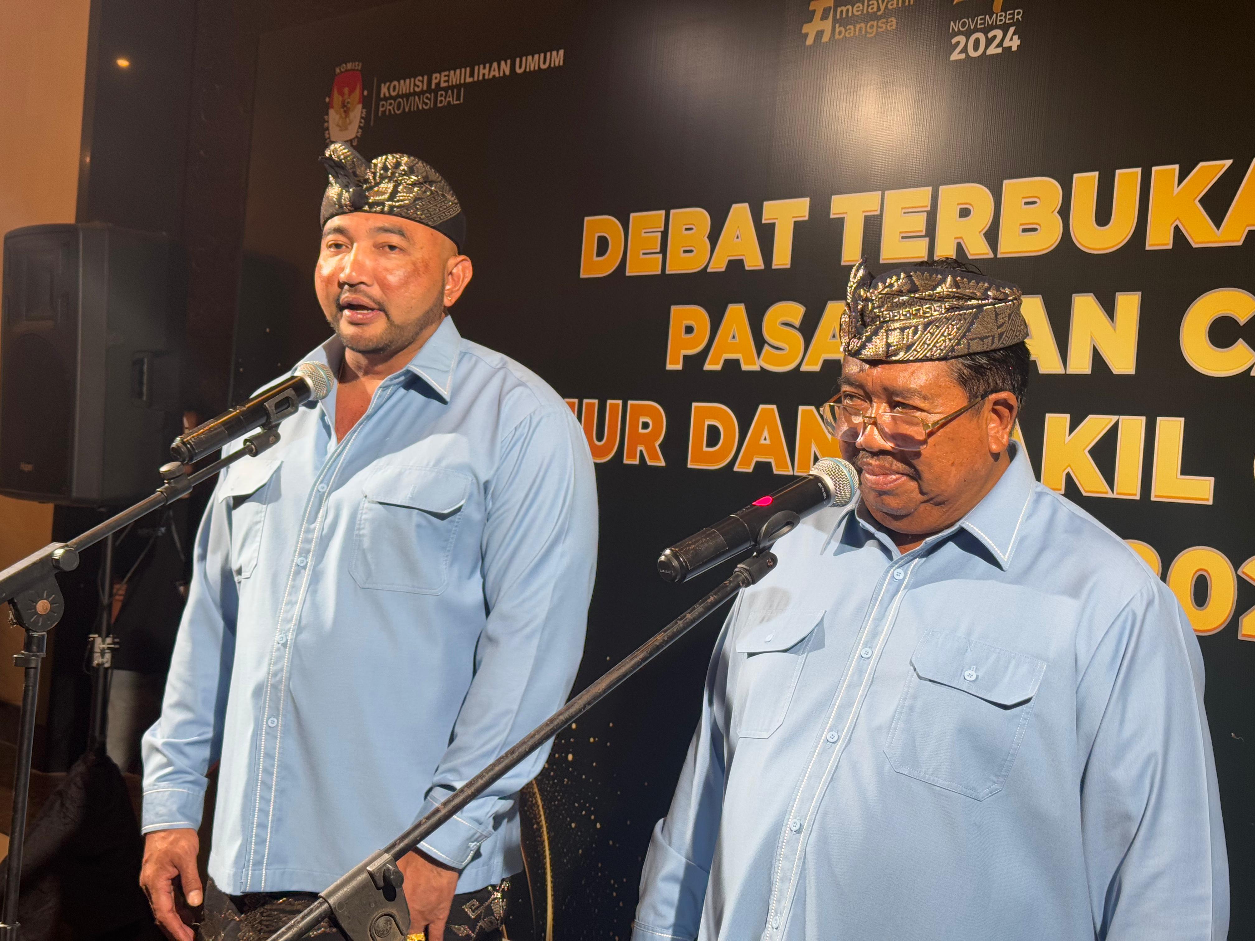 KEDATANGAN JOKOWI: Pasangan calon nomor urut 01, Made Muliawan Arya (De Gadjah) dan Putu Agus Suradnyana (Mulia-PAS)