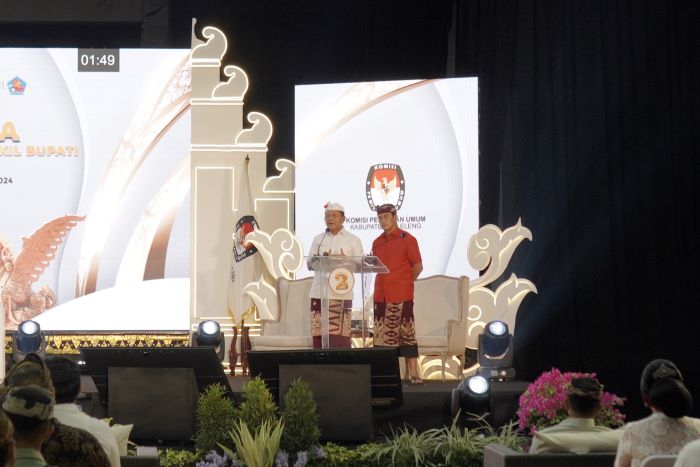 Sutjidra-Supriatna saat memberikan paparan program dan visi misi pada Debat Ketiga Pilkada Serentak 2024 di Buleleng.
