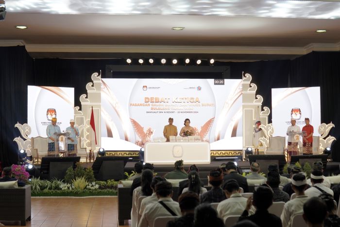 Kedua paslon sedang melakukan sesi debat ketiga Pilkada Serentak 2024 di Buleleng.