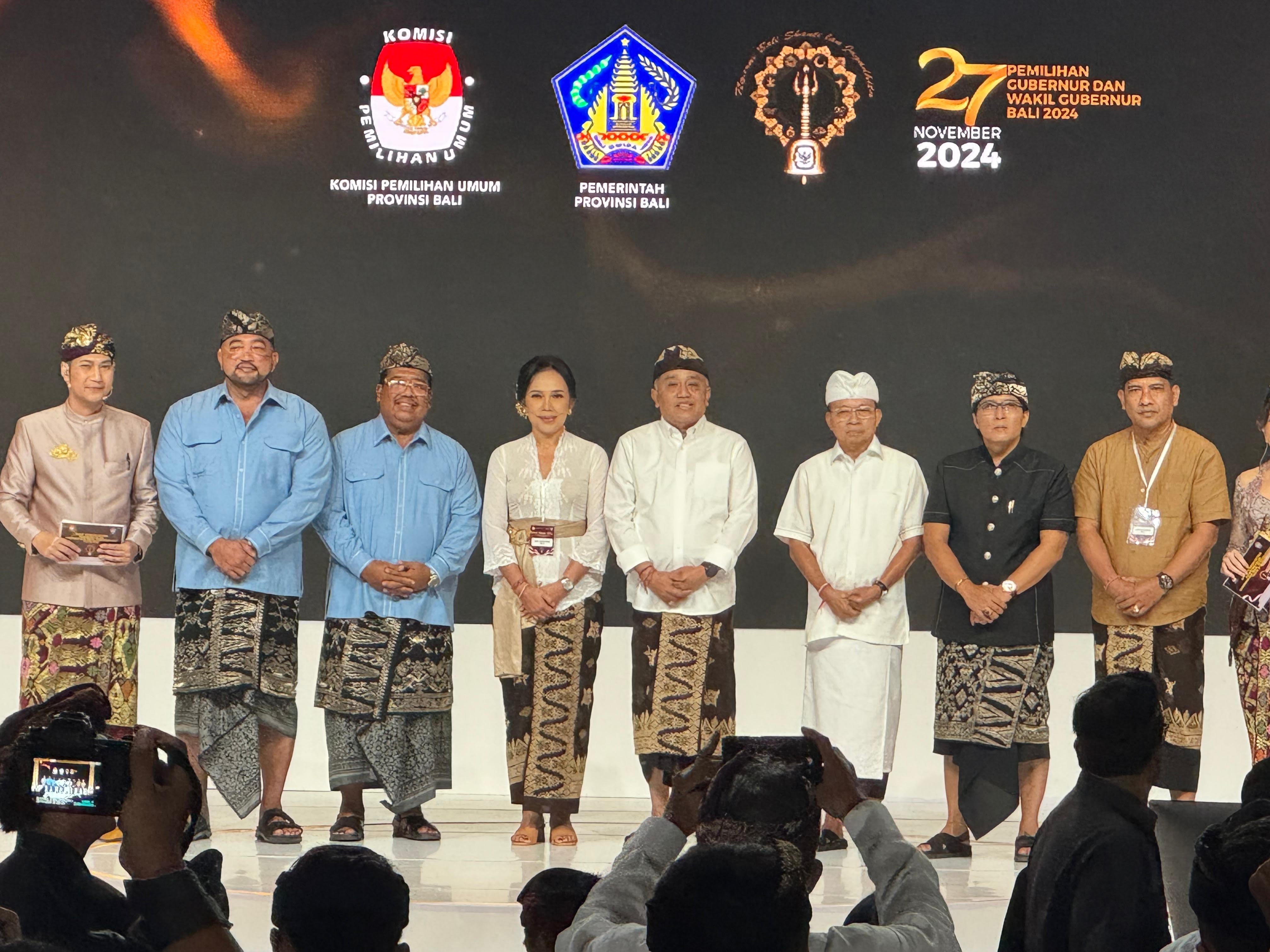 DEBAT KETIGA: Paslon Gubernur dan wakil Gubernur Bali nomor 2 Wayan Koster dan Nyoman Giri Prasta tampil apik dalam debat ketiga Pilgub Bali 2024 di Nusa Dua, Rabu (20/11).