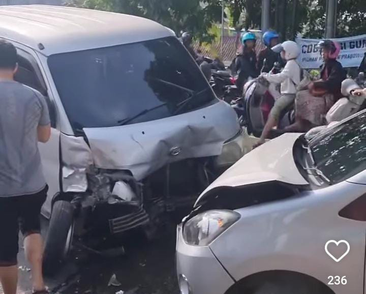 Terjadi kecelakaan adu jangkrik di jembatan Lumintang Denpasar libatkan dua mobil