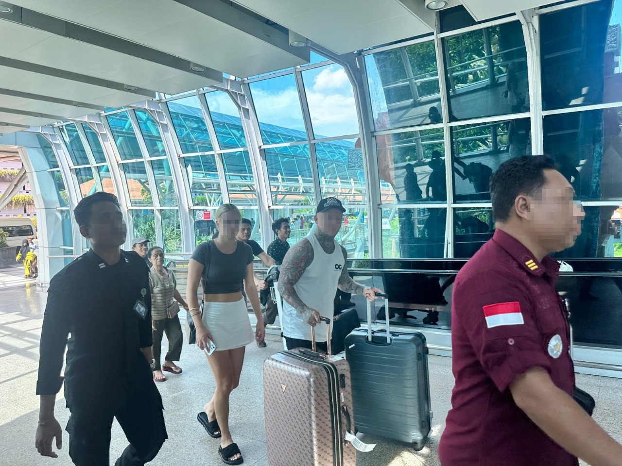 Dua bule Australia CPD dan teman wanitanya ICB dideportasi melalui Bandara Internasional I Gusti Ngurah Rai. (Bali Express/Rudenim Denpasar)