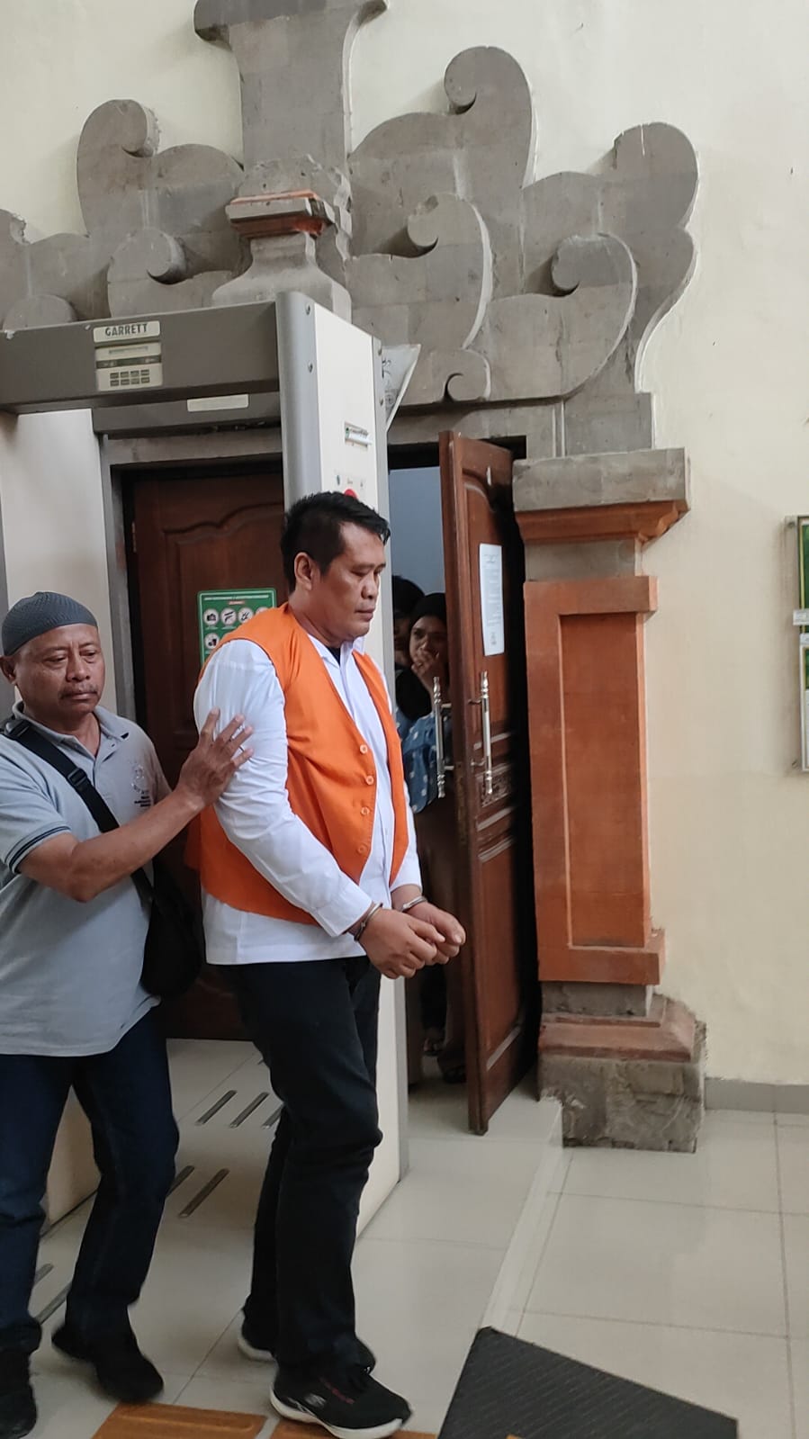 Terdakwa Sukojin menerima hukuman dari Majelis Hakim berupa 14 bulan penjara atas kasus ledakan gas LPG yang renggut 18 nyawa. (Bali Express/I Gede Paramasutha)