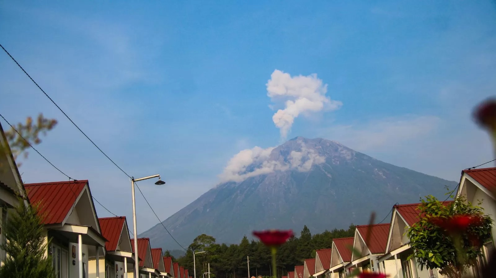 BERKABUT:  Gunung Semeru terpantau berkabut dari kawasan relokasi penyintas Gunung Semeru di Bumi Semeru Damai (BSD).