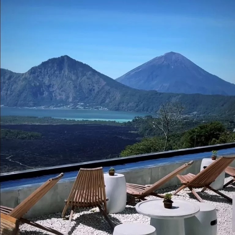 BATUR: Indahnya panorama Gunung Batur dan Danau Batur dapat disaksikan di view point kawasan Panelokan, Kintamani, Bali.