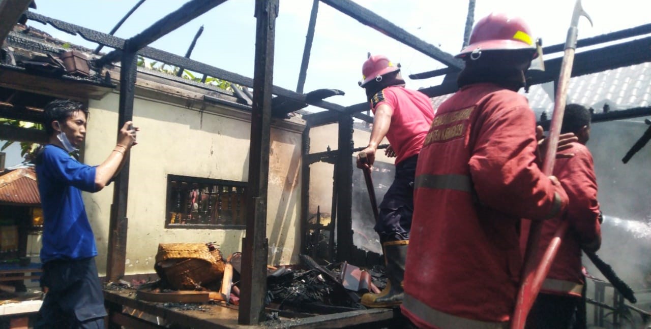 Bangunan bale dangin milik Ni Nengah Rungu di wilayah Desa Bugbug, Karangasem mengalami kebakaran pada Rabu (20/11/2024).