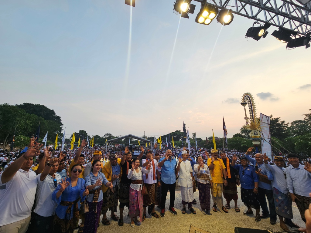 KAMPANYE: Kampanye akbar paslon nomor urut 3 Gus Par-Guru Pandu di Lapangan Taman Budaya Candra Buana, Kamis (21/11).