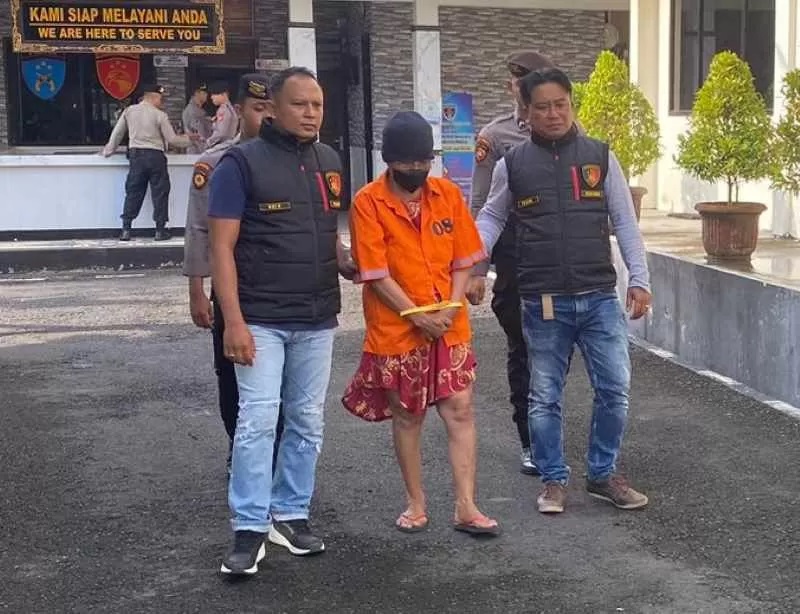 DITANGKAP : AK saat dikeler petugas kepolisian Polres Karangasem, Rabu (20/11/2024).( Foto zulfika Rahman/Radar Bali)