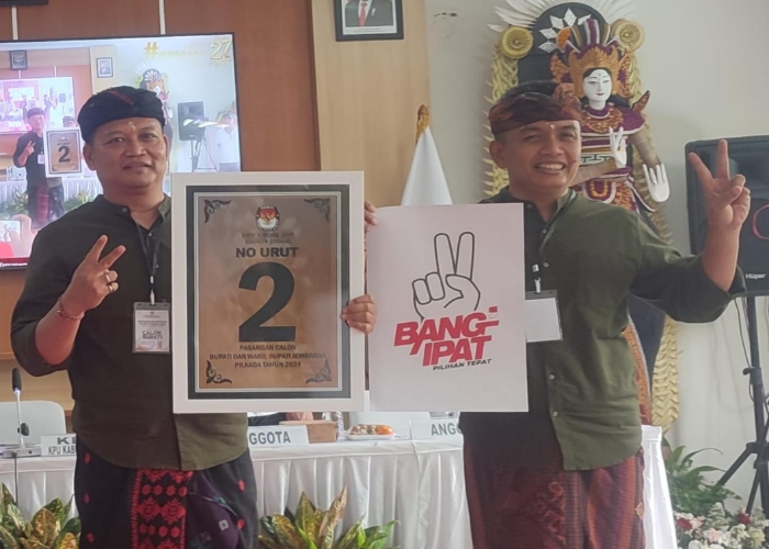 Wakil Bupati (wabup) Jembrana Gede Ngurah Patriana Krisna yang akrab disapa Ipat (kanan) sah sebagai kader PDIP.