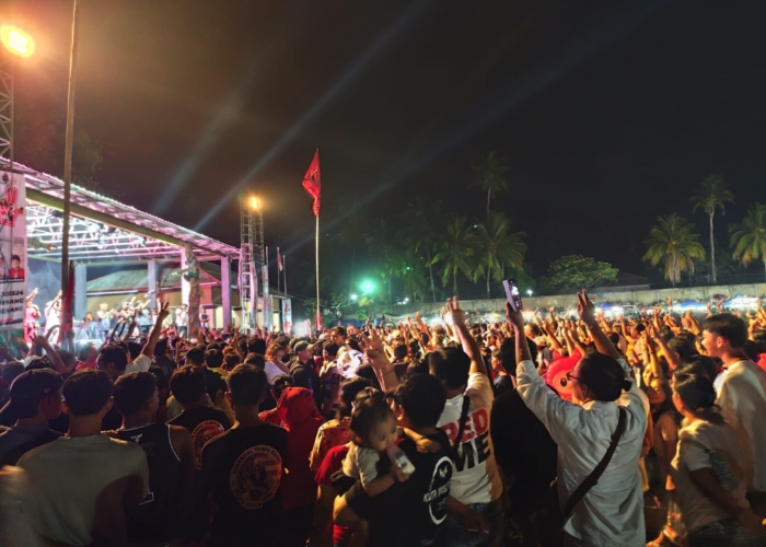 ANTUSIAS: Sekitar tujuh ribuan warga Tejakula hadiri kampanye Cagub Bali nomor 2 Koster-Giri dan Paslon Bupati Buleleng nomor 2 Sutjidra-Supriatana di lapangan Teja Harum Kamis (21/11/2024).