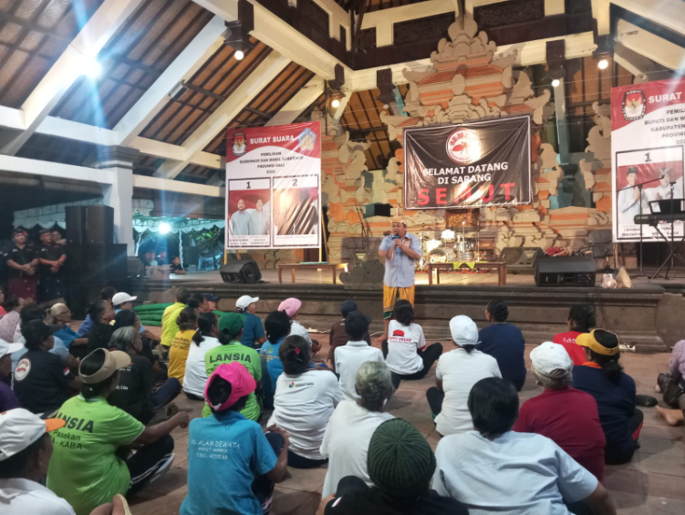 Kampanye Mulyadi Ardika di Wantilan Desa Kaba-Kaba Dimeriahkan Dengan Senam bersama yang dipimpin Gung Anik, Istri De Gadjah.