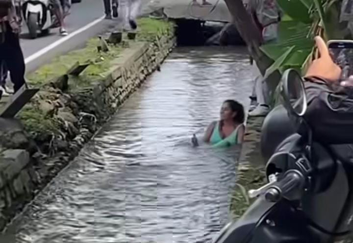 Beredar video seorang bule wanita beredam di parit Bali