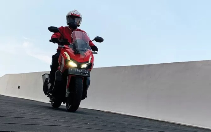 aman berkendara di jalan turunan dengan motor matik ala Astra Motor Bali.