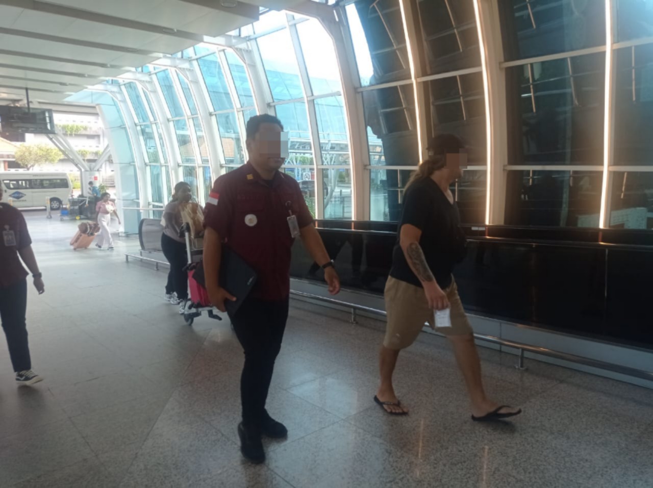 Bule Rusia inisial DP Dideportasi melalui Bandara Internasional I Gusti Ngurah Rai. (Bali Express/Istimewa)
