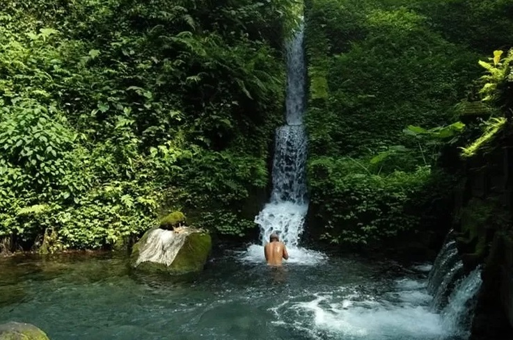 SUNGAI : Salah satu sumber mata air di Gianyar yang alirannya menjadi sungai.