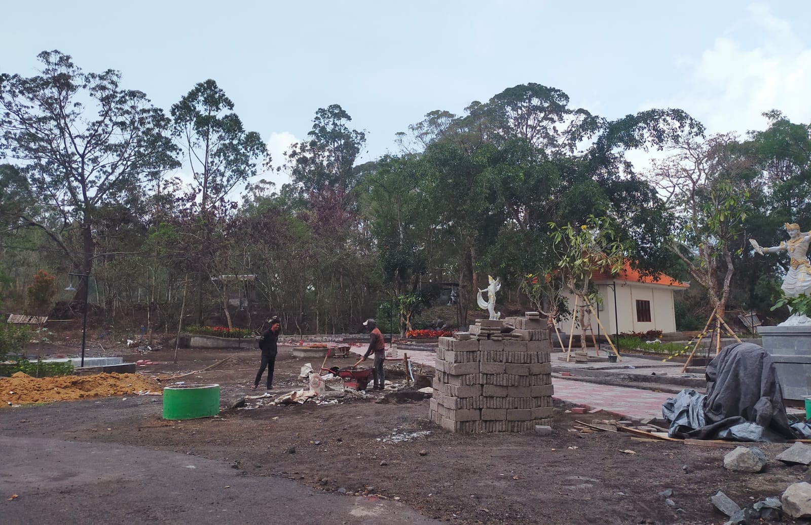 Proyek pembangunan fasilitas rekreasi penunjang wisata di area parkir Pura Segara, Desa Adat Batur, Kecamatan Kintamani, Bangli, mengalami keterlambatan.