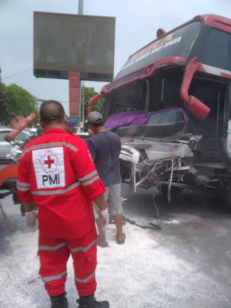 TABRAK: Bodi depan Bus Mira ambrol setelah menabrak truk bermuatan pasri di Klaten, Minggu (24/11/2024). Akibatnya tiga orang mengalami luka.