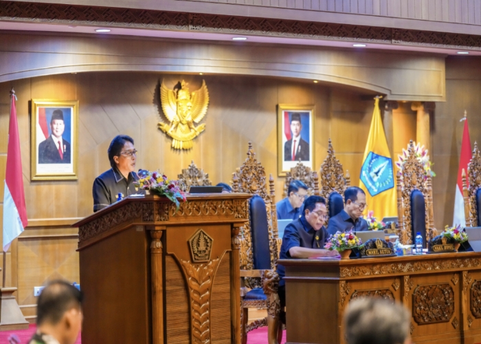 PARIPURNA: Bupati Badung I Nyoman Giri Prasta saat menghadiri Rapat Paripurna Masa Persidangan Pertama DPRD Badung Tahun 2024 di Ruang Sidang Utama Gosana, Kantor DPRD, Puspem Badung, Senin (25/11).