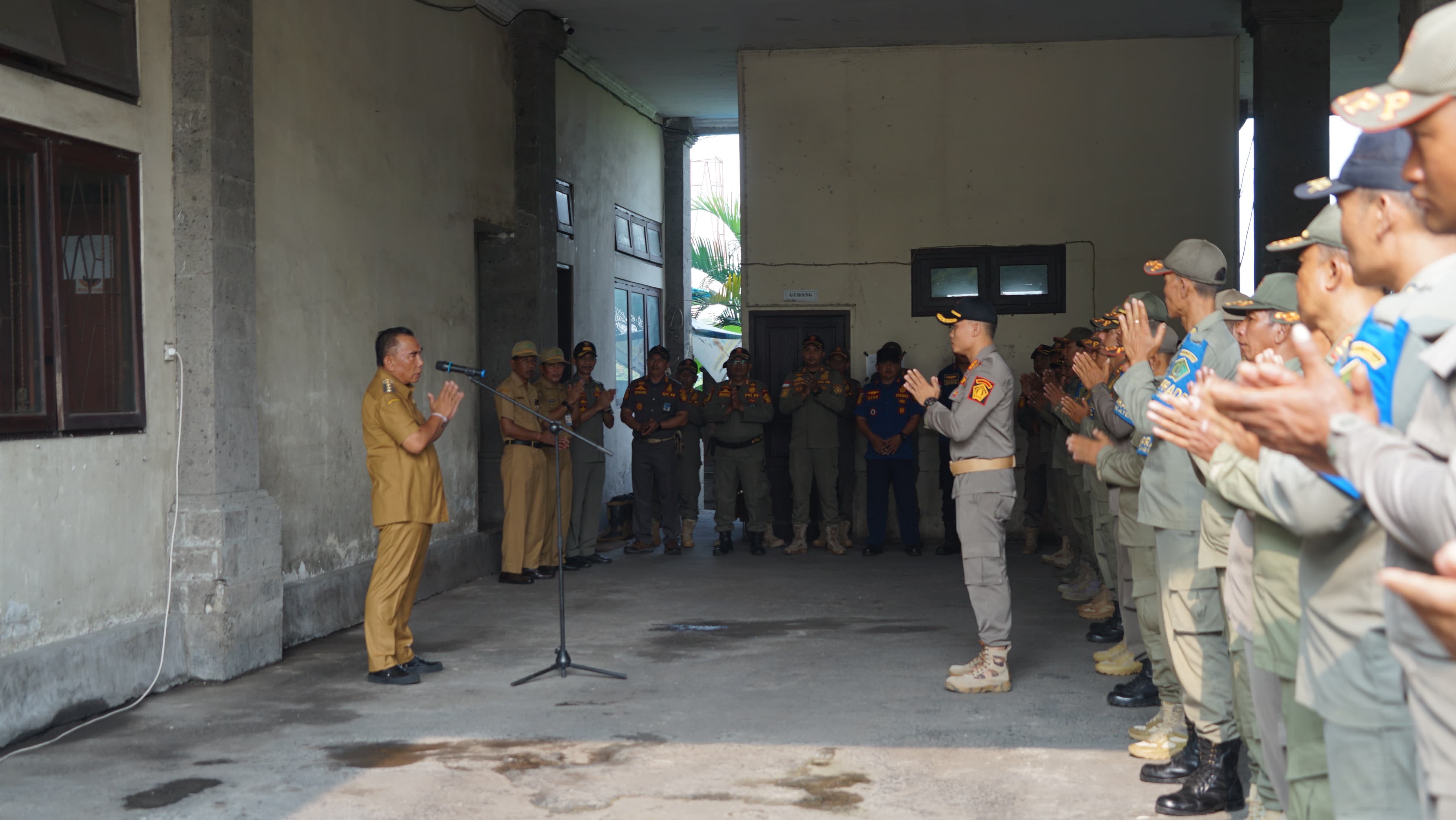 PIMPIN APEL : Bupati Jembrana I Nengah Tamba memimpin apel Kesiapsiagaan Satuan Polisi Pamong Praja (Satpol PP) di halaman Kantor Satpol PP Kabupaten Jembrana, Senin (25/11/2024).