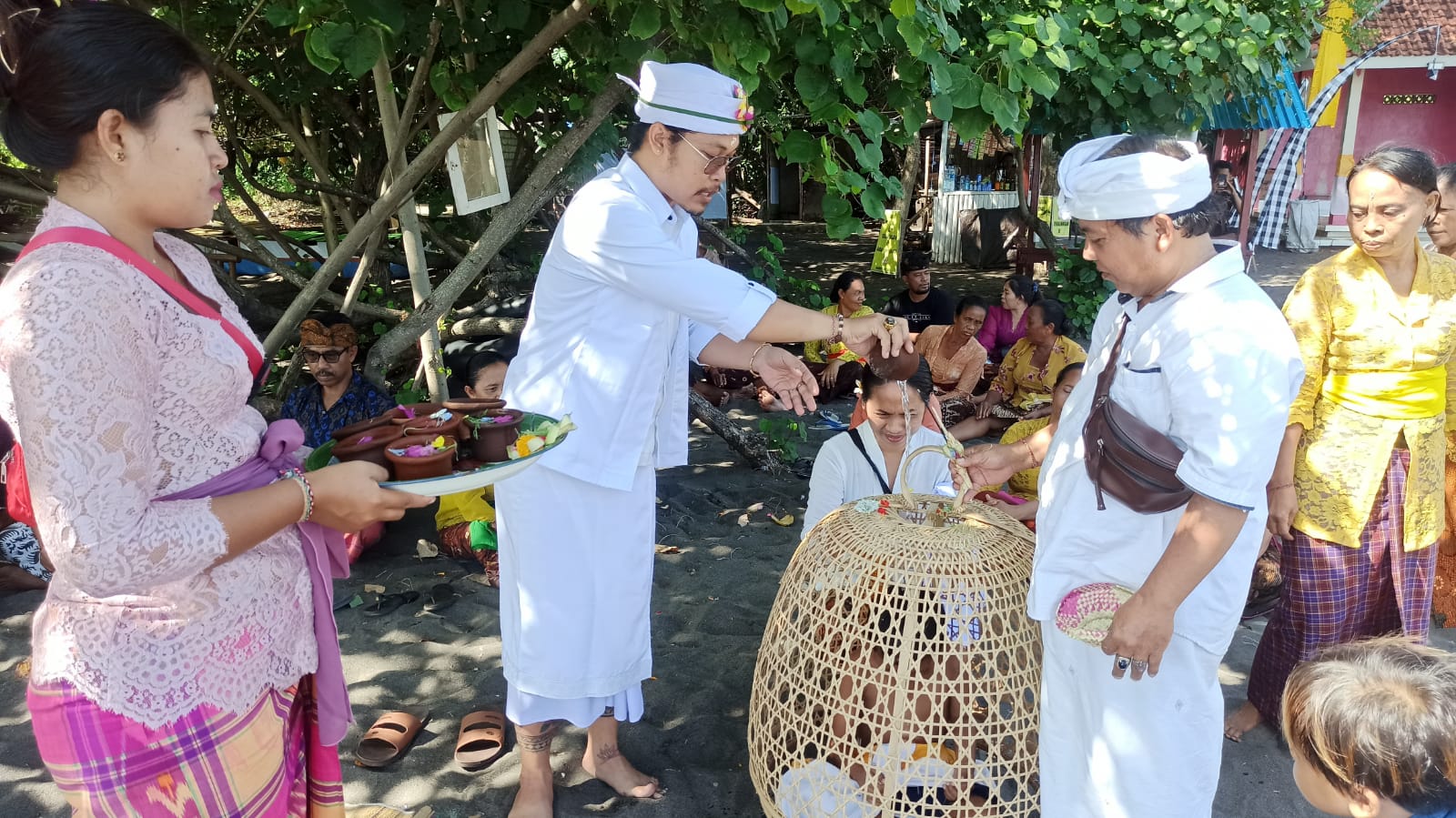 Bayuh Oton dilaksanakan sebagai upaya untuk meneduhkan hari kelahiran