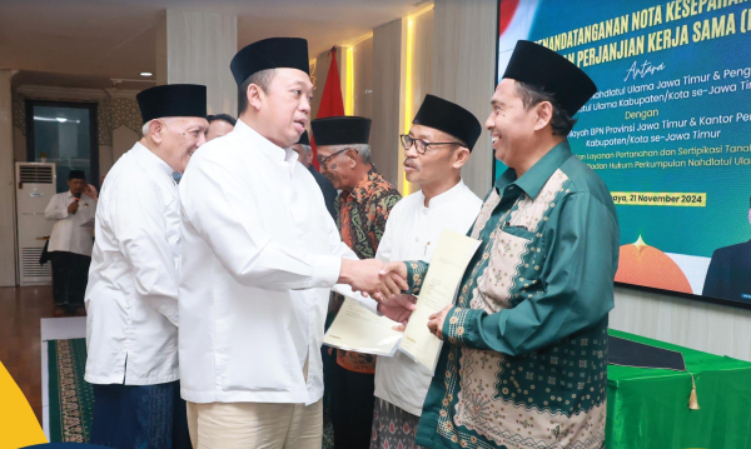 Nusron Wahid menyerahkan 12 sertipikat tanah wakaf di Kantor Pengurus Wilayah Nahdlatul Ulama (PWNU) di Surabaya