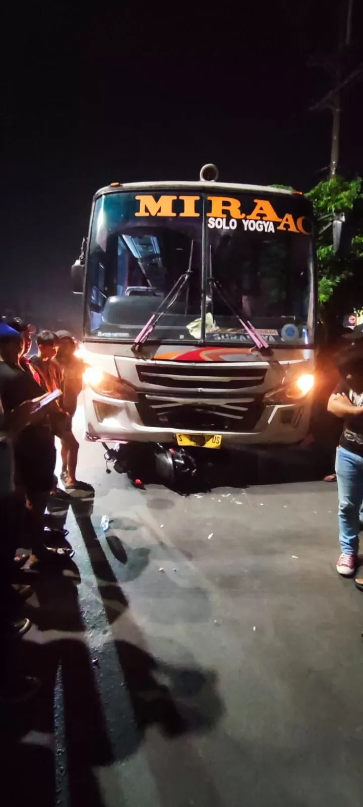 KOLONG BUS : Sepeda motor masuk ke dalam kolong bus Mira usai ditabrak lantaran sopir bus diduga kurang konsentrasi, Minggu (24/11) malam.