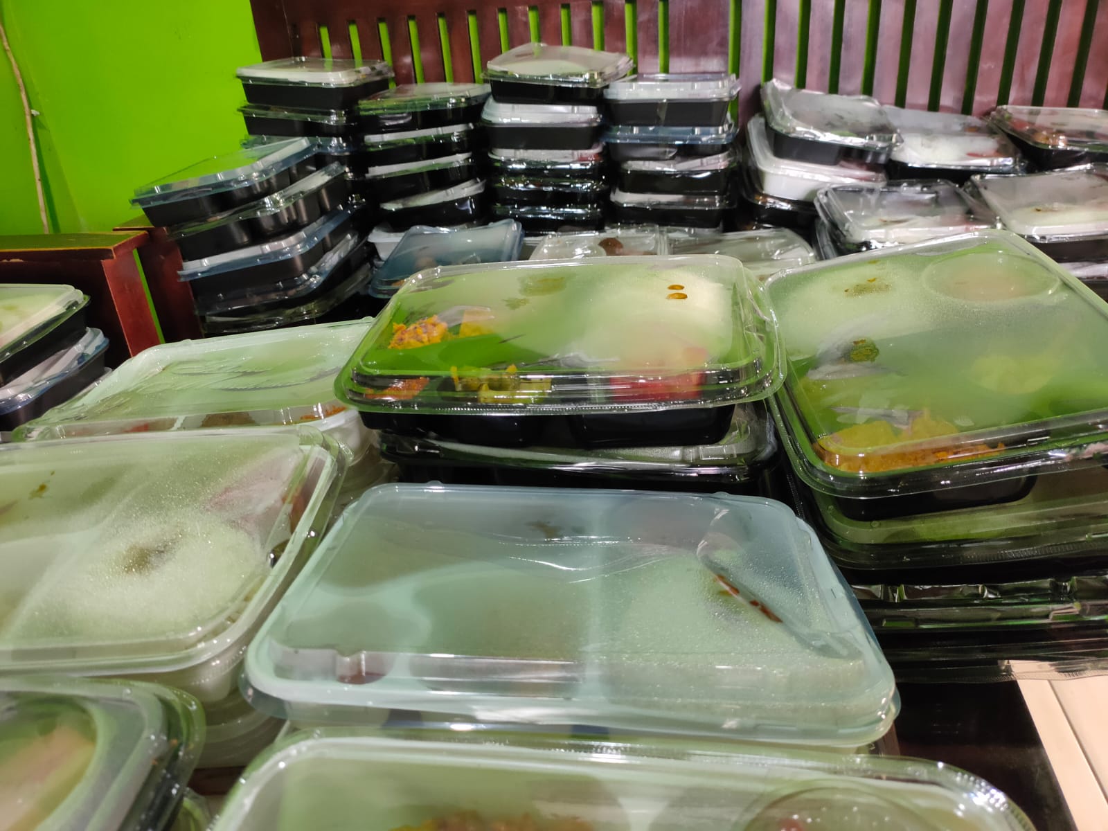 Paket uji coba makan bergizi gratis untuk siswa di Desa Sumberklampok, Kecamatan Gerokgak, Buleleng.
