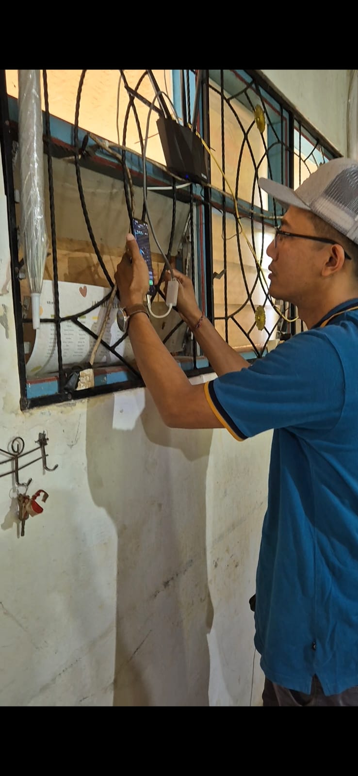 Tim Kominfosanti Buleleng melakukan pemasangan jaringan internet di TPS.