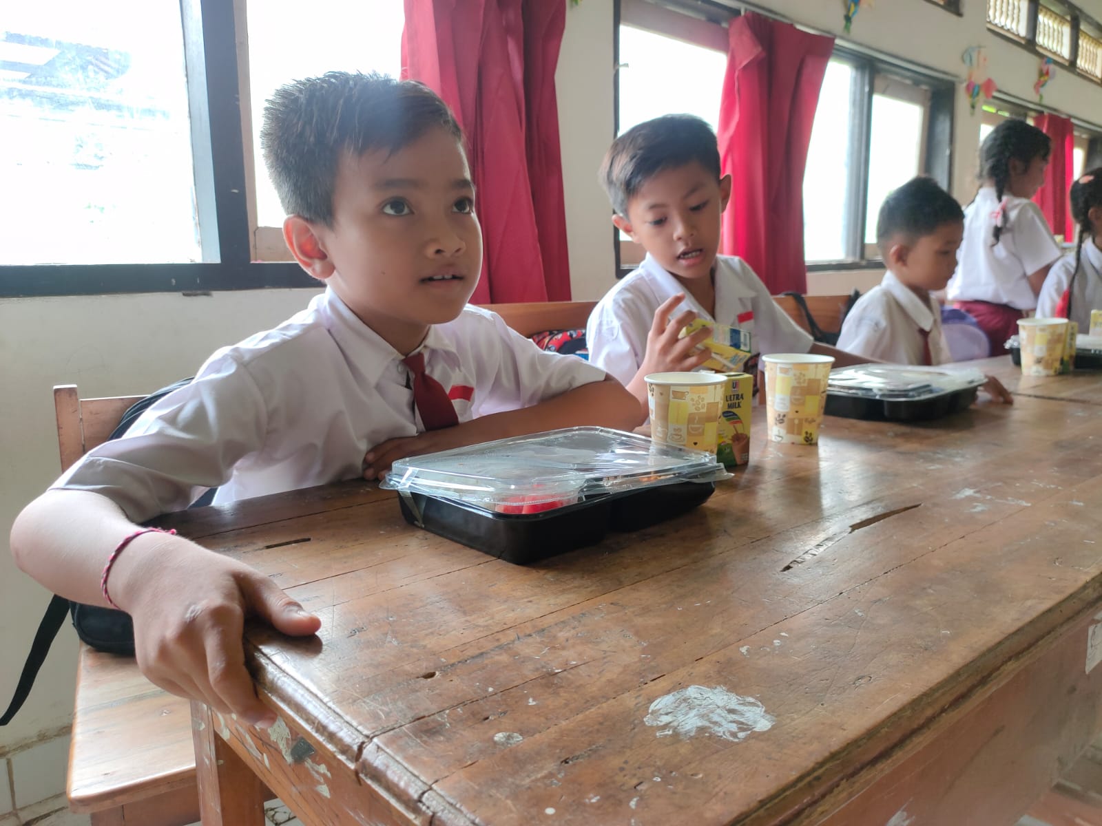 Siswa sedang menikmati menu uji coba program makan bergizi gratis yang disediakan oleh pemerintah.