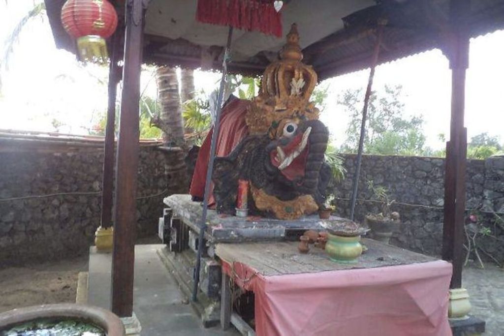 Pura Beji Sakenan Tunggak Tiing di utara Pulau Serangan, Denpasar, menyimpan daya tarik luar biasa bagi umat Hindu Bali.
