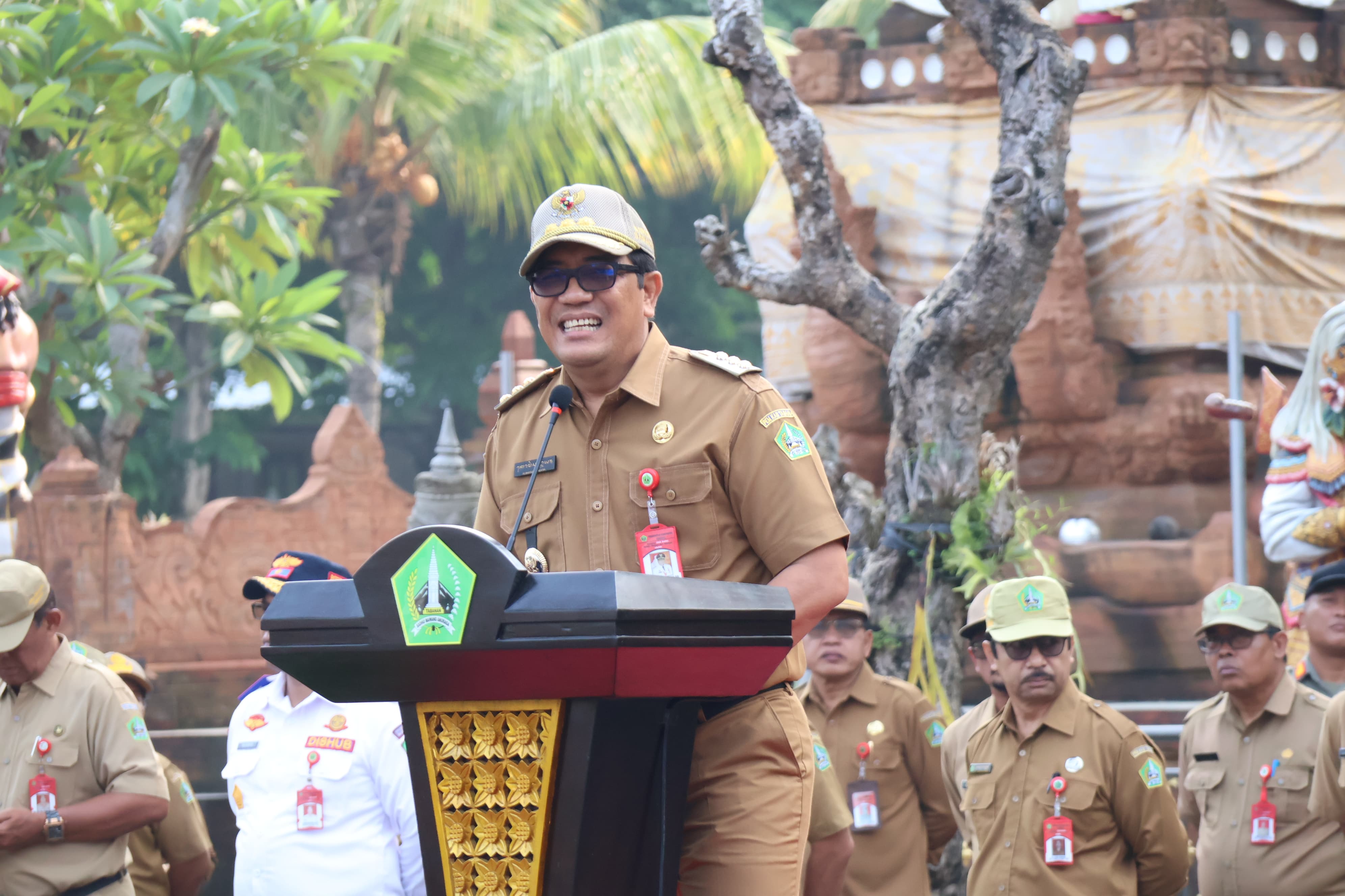 APEL: Bupati Sanjaya memimpin apel disiplin pegawai di lingkungan Pemerintah Kabupaten Tabanan, pada Senin (25/11).