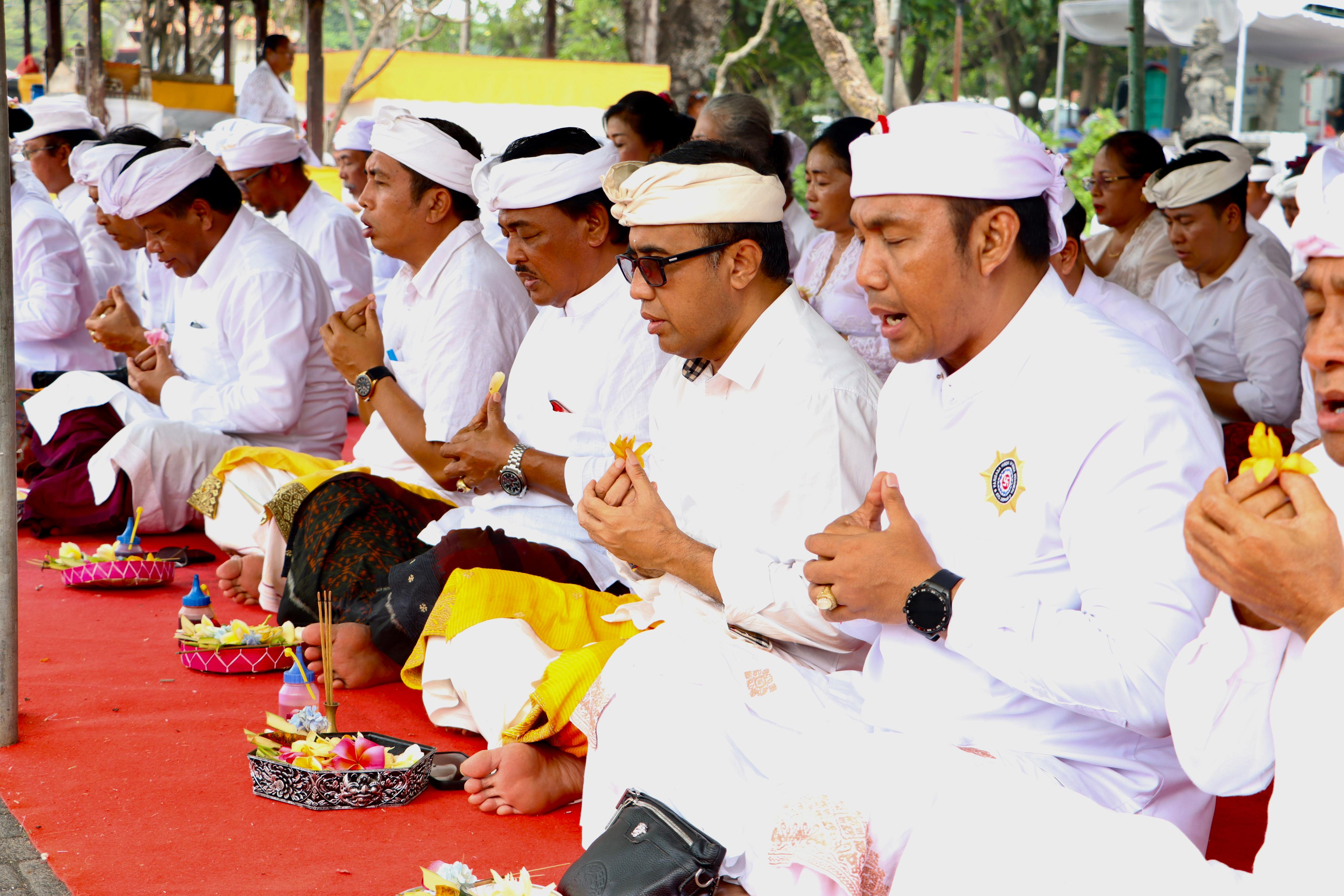 NYEGARA GUNUNG : Walikota Denpasar, I Gusti Ngurah Jaya Negara, mengikuti prosesi Nyegara Gunung, pada Selasa (26/11) di Pura Goa Lawah, Kabupaten Klungkung.