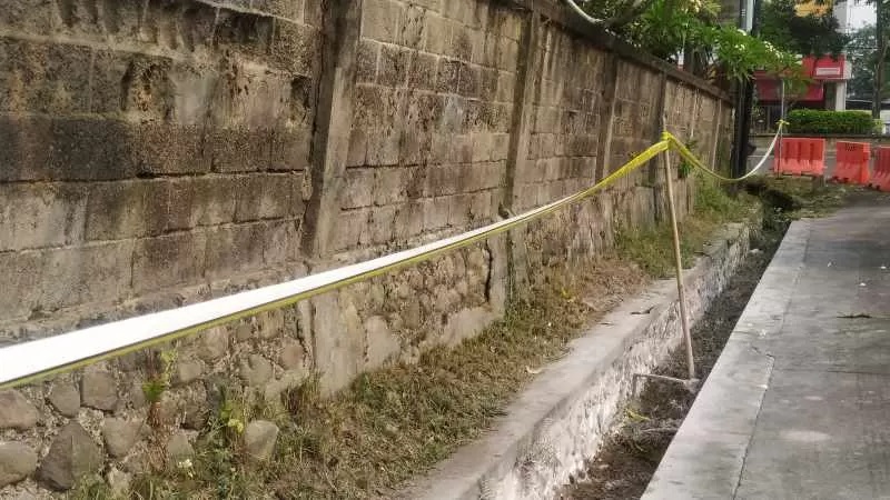 SEMPAT JADI REBUTAN: Selokan tempat bocornya BBM Pertamax digaris dengan pita plastik oleh Satpol PP Jembrana.(foto: m.basir/radar bali)