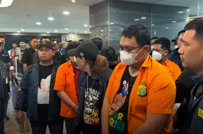 Polisi mengamankan Alwin Jabarti Kiemas dalam kasus judi online