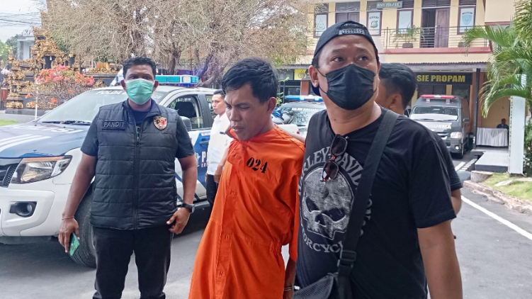 Yanto diamankan polisi usai nekat bakar rumah tetangga