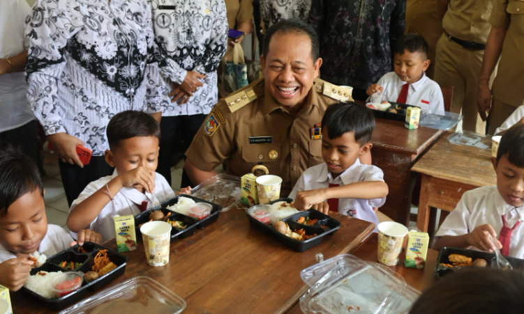 Pj Gubernur Bali memimpin langsung uji coba makan siang bergizi di Buleleng