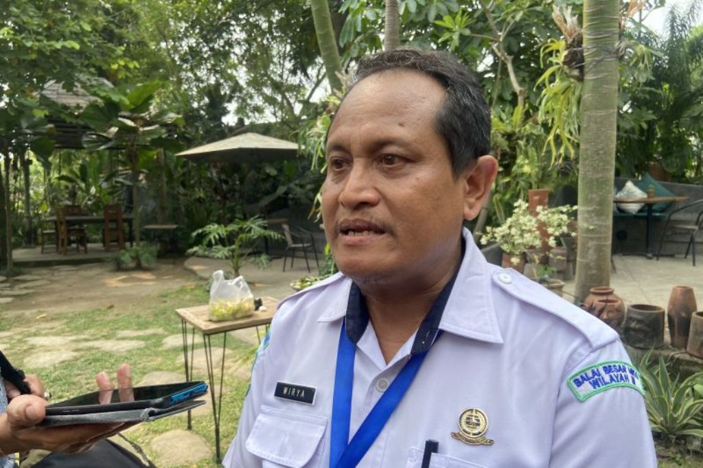 Kepala Kelompok Kerja BMKG Wilayah III I Nyoman Gede Wiryajaya menjelaskan prakiraan cuaca terkait dengan saat pemungutan suara Pilkada Serentak 2024, Denpasar, Senin (25/11/2024).