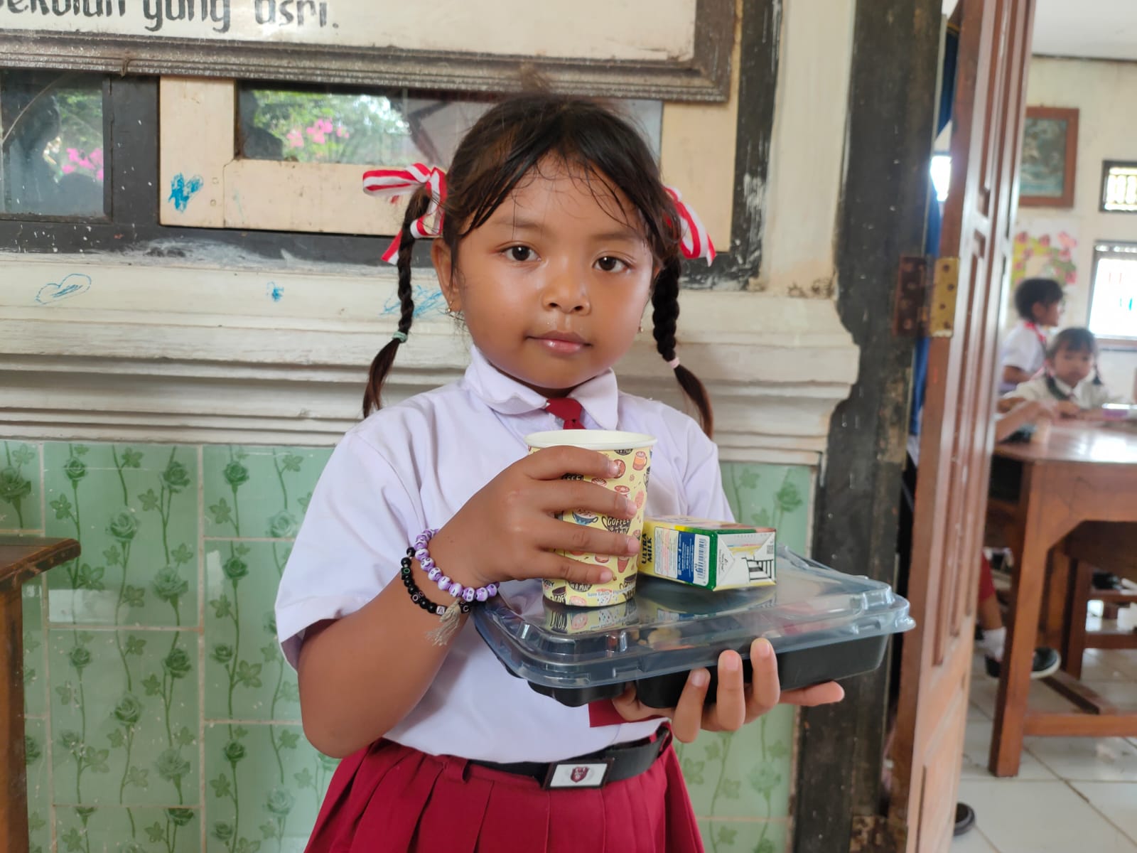 Siswa SDN 2 Sumberklampok saat mengambil jatah makan bergizi gratis.