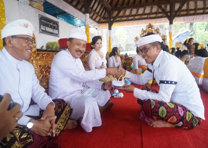 Pj Bupati Klungkung  I Nyoman Jendrika nganyarin serangkaian Karya Tabuh Gentuh Segara Kertih Wana Kertih lan Nabung Pedagingan di Pura Pasar Agung, Desa Sebudi, Kecamatan Selat, Kabupaten Karangasem.